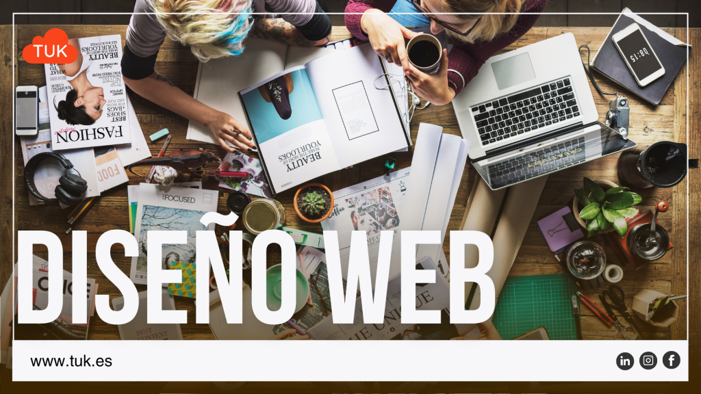 Equipo de diseño y desarrollo web planificando soluciones personalizadas
