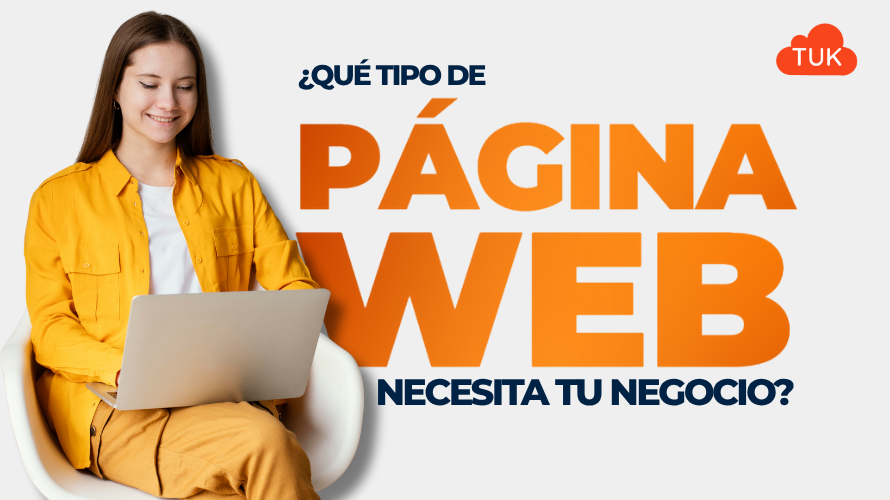 Diseñador web trabajando en el diseño de una página en su ordenador portátil, con bocetos digitales y herramientas de diseño en pantalla.