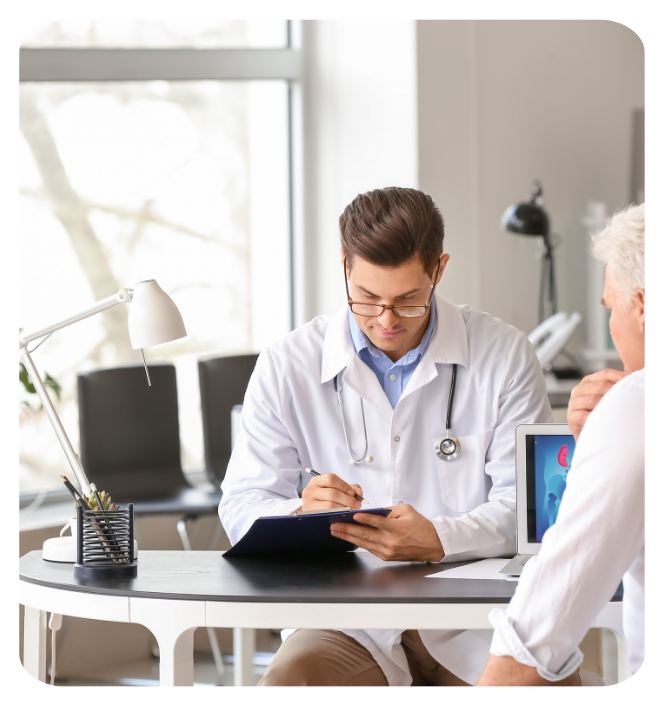 Doctor especialista registrando datos del paciente en tablet con sistema informático en clínica de Barcelona.
