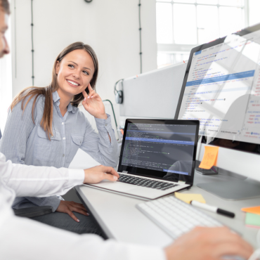 profesional configurando Odoo ERP en un ordenador durante la implementación del sistema