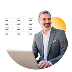 Empresarios revisando panel de control de Odoo con métricas de crecimiento en ordenador. TUK Informática Partner Odoo España.