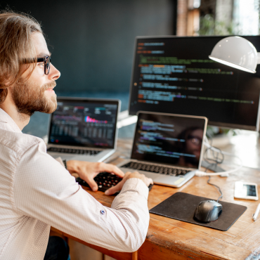 programador desarrollando código para personalización de módulos en Odoo ERP